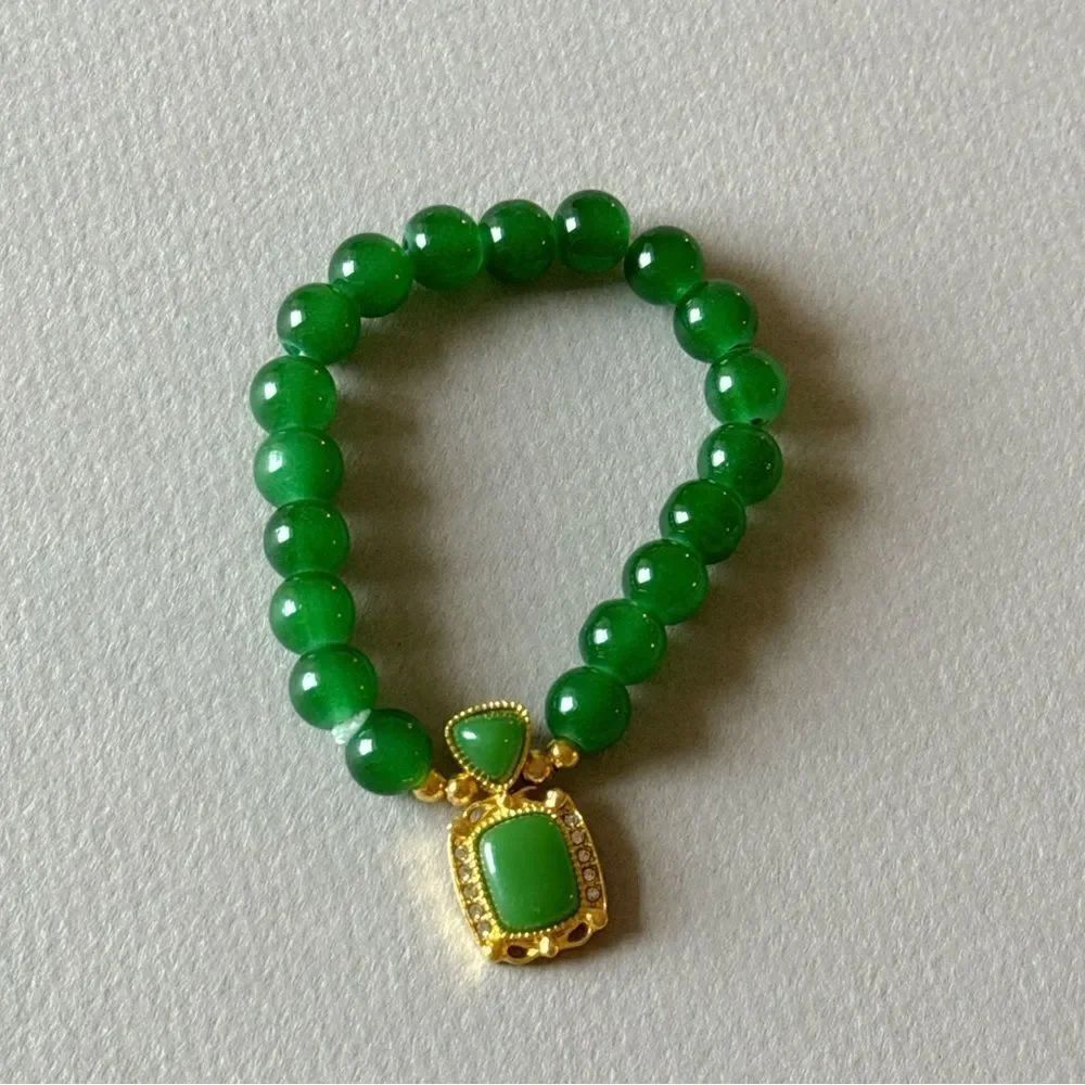Elegant jade Green and Gold Bracelet A829
